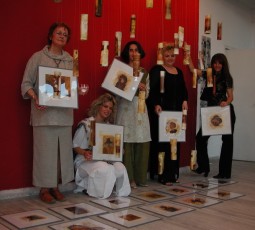 With Agneta Labancz-Cismasiu, Sylvia Reiser, Carmen Vasile and Dorothea Fleiss, at the exhibition 
<br>
“D.Fleiss & East-West Artists Collection” UAP Artis Gallery, Bucharest, Romania, 2004 (Curator: Dorothea Fleiss)
