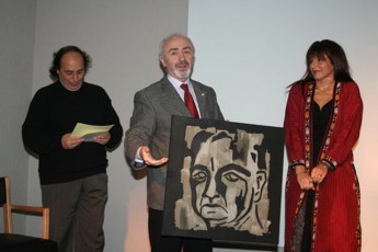 İstanbul Barosu Kültür ve Sanat Komisyonu‘ndan Av. Ömer Yasa‘ya Müştak Erenus portresini hediye ederken, Kasım-2007 